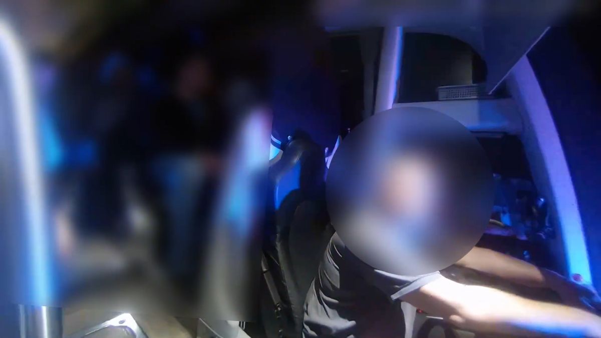 Policie zveřejnila video ze záchrany cestujících, s nimiž ujížděl opilý řidič a odmítl zastavit